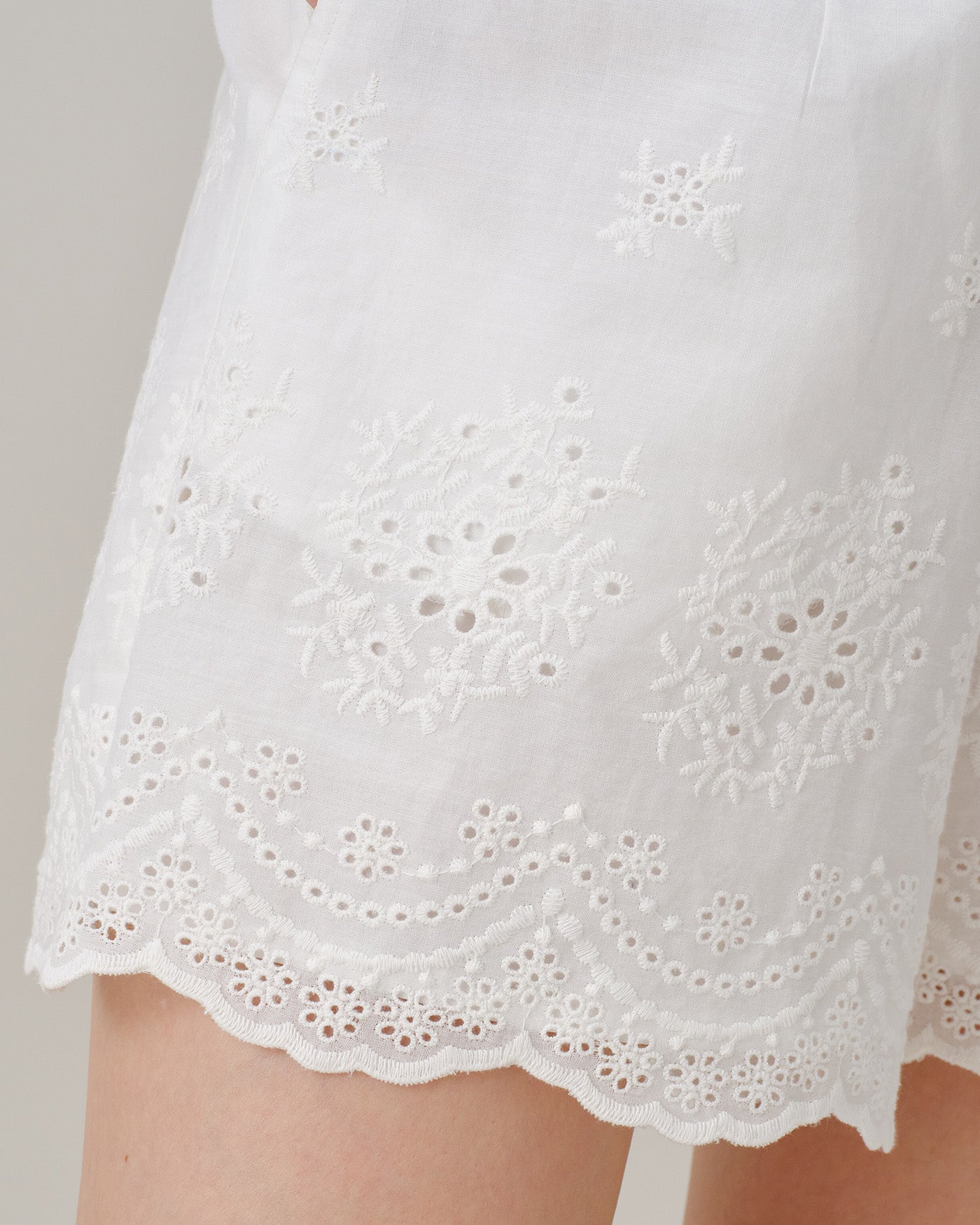 White Solid Embroidery Pockets Shorts