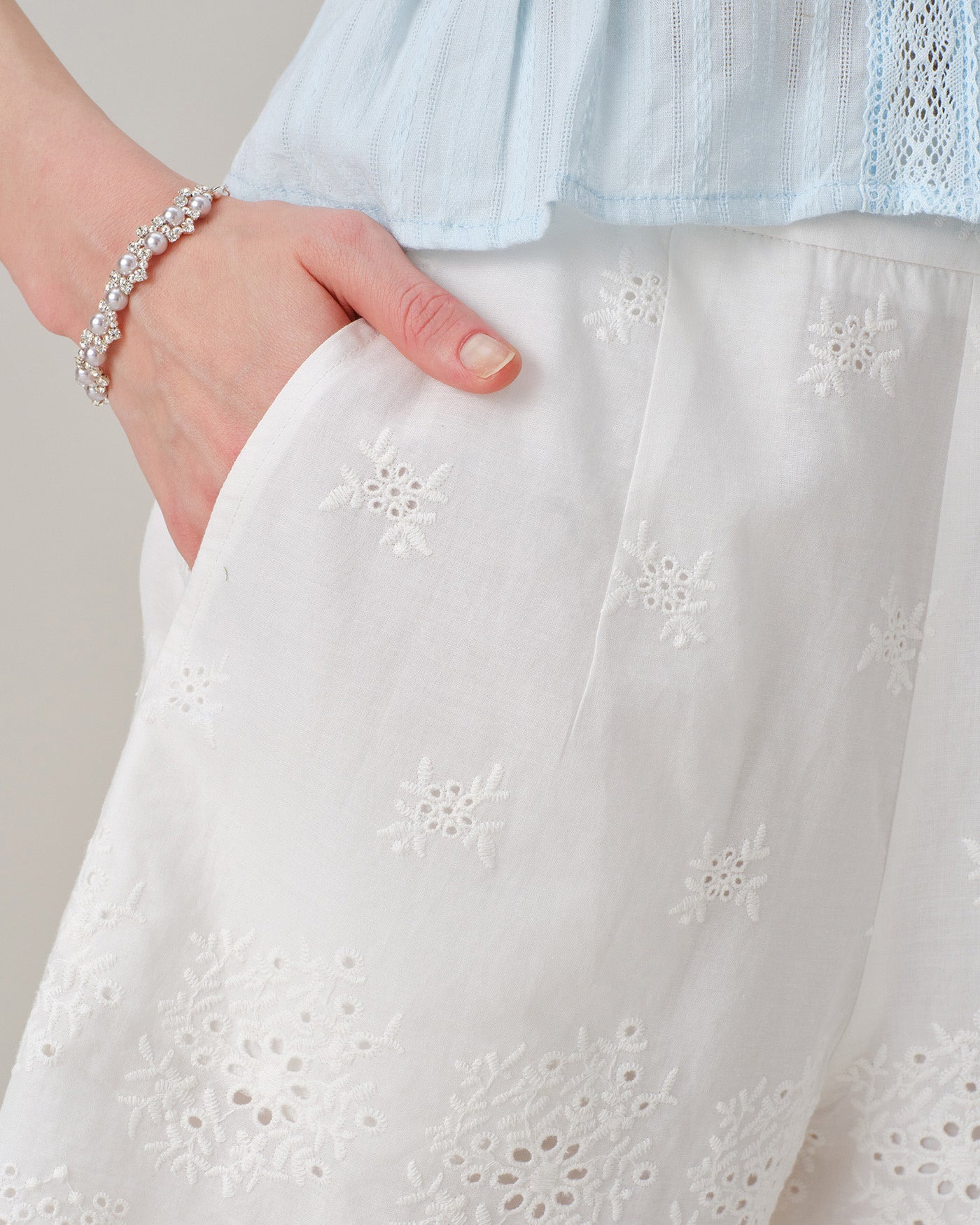 White Solid Embroidery Pockets Shorts